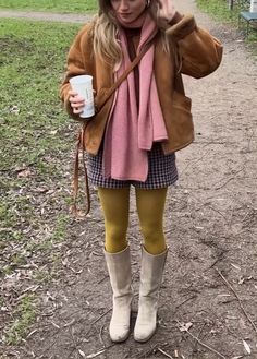 Winter Funky Outfits, Winter Outfit With Tights, Quirky Fall Outfits, Fall Maximalist Outfit, Autumn Outfits Colorful, Whimsical Fall Outfits, 90s Girly Fashion, Fun Fall Outfits, Maximalist Style Fashion