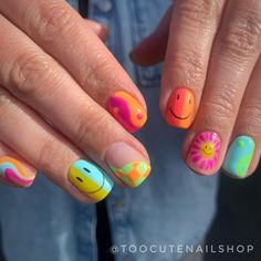 Music Festival Nail Ideas, 90s Nail Designs, 90s Inspired Nails, Pool Party Nails, Groovy Nail Art, Shining Nails, Music Festival Nails, Groovy Nails, Summer Nail Art Ideas