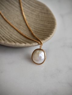 This necklace features a beautiful white baroque cultured freshwater pearl (AAA) set in 18 k solid gold that hangs from a delicate and high quality gold filled chain. This necklace is a timeless piece that makes a perfect gift for many occasions. Pearl is the birthstone for the month of June and makes a lovely birthday gift as well. Minimal simple design, effortlessly chic. Wear it on its own or layer it with other necklaces. Made using the highest quality USA and UK sourced materials. 📦 Eco-friendly packing I try my best to use as little plastic as possible in my packaging. Each order will arrive wrapped in a sweet eco-friendly and biodegradable glassine paper bag, ready for gift giving.  I use ONLY 100% recyclable mailers and 100% biodegradable product packaging. D e t a i l s : => Meta Oval Pearl Chain Necklace Gift, Baroque Pearl Teardrop Pendant Necklace, Pearl White Oval Necklace With Pearl Pendant, Refined Gold Necklace With Pearl Pendant, Yellow Gold Baroque Pearl Pendant Necklace, Oval Gold Necklace With Pearl Chain, Refined Pendant Necklace For Wedding, Refined Wedding Necklace With Pendant, Refined Wedding Pendant Necklace