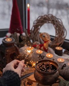 🌲 Préparer Yule, la célébration du solstice d'hiver 🌲 Dès aujourd'hui, je t'invite à entrer dans l'esprit de Yule , la fête païenne célébrant le retour de la lumière. Cette période est un moment pour se connecter aux énergies de la nature et aux symboles de protection et de renouveau. ✨ Quelques symboles de Yule : Le houx et le gui : symboles de protection et d'amour 🌿 Le sapin : arbre de vie, symbole de résilience 🌲 Les bougies : symbolisant la lumière renaissante 🕯 💫 Un rituel de lasa... Winter Witch Aesthetic, Cozy Witch Aesthetic, Winter Solstice Aesthetic, Pagan Calendar, Witchy Christmas, Yule Traditions, Winter Witch, Yule Crafts