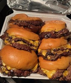 Smash Burger Aesthetic, Smash Burger Recipe, Smash Burgers, Burger Food, American Foods, Makanan Diet, Smash Burger