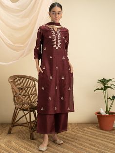 Traditional Wear For Women, Dresses Minimal, Simple Lehenga, Mehendi Outfits, Ethnic Wear For Women, Indian Wedding Wear, Desi Style, Pakistani Dress, Indian Suits