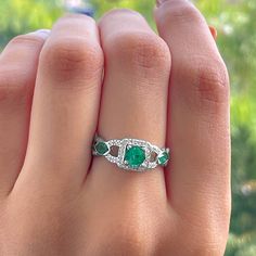 Productdetails
Laat buitengewone schittering zien met de sieraden die je bij je draagt, deze Vintage Emerald Ring is artistiek vervaardigd in goud voor een weelderige aantrekkingskracht. De ronde diamant vormt een weelderig accent op de gekruiste schacht, terwijl de ronde en markiezinvormige smaragd de charme van deze ring zijn. Deze smaragdgroene ring zal de schoonheid van uw speciale gelegenheid vergroten.

Productinformatie

SKU
SHP-RINGS122041484


Breedte
8 mm


Hoogte
5 mm


Gewicht
3,13 g Luxury Diamond Ring With Emerald Accent Stones, Luxury Cluster Ring With Round Cut Gemstone, Princess Cut Diamond Emerald Ring For Promise, Princess Cut Emerald And Diamond Promise Ring, Art Deco Emerald Ring With Diamond, Emerald Ring With Prong Setting In Round Cut, Emerald Ring With Prong Setting And Round Cut, Emerald Rings With Diamond White Halo Setting, Emerald Rings With Prong Setting And Round Cut