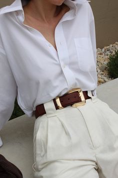 Crafted with intention and inspired by our archives, the stunning Delaney Belt is finally here. It features a smooth, croc-embossed finish and custom gold hardware, making it a standout addition to any wardrobe. This long-awaited accessory is made with genuine leather and will surely become a beloved piece for years to come. Enhance any ensemble with our timeless Townes Pants in cotton twill - the ideal match for the Delaney. Designed in Richmond / Made in China Elegant With Jeans, Corperate Outfits Women, Soft Luxury Outfits, Old Money Style For Women, Styles With Skirts, London Professional Style, Billionaire Style, Outfits With White Belt, Belt Pants Outfit