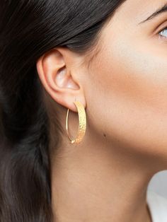 Elevate your style with our Eibar Chunky Gold Hoop Earrings. These handmade hammered hoops, crafted from 925 sterling silver, add a bold touch to any outfit. With a touch of sophistication, they're perfect for any bohemian jewelry lover. Modern 14k Gold Hammered Hoop Earrings, Hammered Gold Plated Hoop Earrings, Luxury Hammered Gold Hoop Earrings, Modern Gold-tone Brass Hoop Earrings, Chic Gold-tone Brass Hoop Earrings, Chunky Gold Hoop Earrings, Hammered Hoop Earrings, Hammered Gold, Gold Hoop