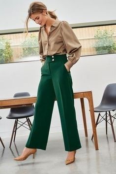 Green Dress Shirt Women Work Outfits, Green Pants Beige Top, Olive Green Silk Shirt Outfit, Trousers And Button Up, Style Green Pants For Women, Green Chic Outfit, Green Pantalon Outfit Women, Formal Trousers Women Outfit, Styling Green Trousers