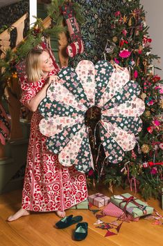 Create Christmas magic with homemade decor. This scalloped edge tree skirt is the perfect addition to your holiday celebration. A timeless tree skirt will become a heirloom piece to use every year. Making your own decor really is magical! Scalloped Tree Skirt Pattern, Homemade Tree Skirt, Vintage Tree Skirt, Diy Tree Skirt Christmas, Christmas Tree Skirts Ideas, Tree Skirt Diy, Diy Tree Skirt, Christmas Decor Projects, Classic Christmas Decor