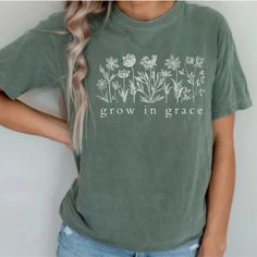 Get ready to fall in LOVE with your new wildflower Grow in Grace comfort colors christian aesthetic shirt. It's the cutest and most comfortable to wear the latest styles and also makes a great gift! * PRODUCT DETAILS * ✺ 100% Cotton ✺ Medium weight fabric  ✺ Wash and dry normally (on cool for best results) ✺ Designed and printed in the USA ✺ Due to different monitor screens, colors may vary ✺ * SIZING * ✺ FOR AN OVERSIZED FIT, SELECT TWO OR THREE SIZES UP FROM YOUR NORMAL SIZE ✺ ✺ Sizing is unis Simple Vinyl Shirts For Women, Christian Embroidered Shirts, Inspirational Relaxed Fit T-shirt For Spring, Green Shirt With Text Print For Spring, Inspirational Cotton Summer Tops, Inspirational Cotton Tops For Summer, Inspirational Short Sleeve Tops For Spring, Spring Shirt Ideas, Green Letter Print Shirt For Spring