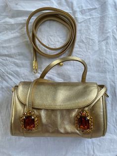 Vintage Authentic Dolce & Gabbana Evening Hand  bag Gold -Shoulder Bag Colour Gold Pattern uni One colour Gold Size Bags & Accessories / Mini Material Leather Made in Italy Condition Hervorragenden Zustand mit minimalen Gebrauchspuren Höhe 11 cm Breite 18 cm Tiefe 6 cm Accessories dabei : Quittung, Box  Style Party Designer Satchel Bags For Evening, Gold Leather Baguette Bag For Travel, Luxury Gold Baguette Bag With Detachable Strap, Designer Clutch Shoulder Bag With Detachable Strap, Designer Shoulder Bag Clutch With Detachable Strap, Gold Crossbody Baguette Bag For Evening, Evening Satchel With Dust Bag Included, Luxury Gold Baguette Bag With Detachable Handle, Evening Satchel Bag With Dust Bag Included