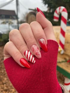 red almond nails with candy cane design Candy Cane Nails, Nagel Tips, Colorful Nails