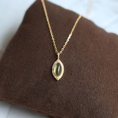 ✦ This Vintage Peridot Birthstone Pendant Necklace offers a retro marquise shape with minimal and vintage vibes. The simple design features a gold filigree frame with a translucent peridot inlaid, beautifully crafted with a sterling silver chain and 10k gold plating. It's the perfect gift for your August-born Leo friend's birthday, showcasing their birthstone with style and elegance. ----------- DETAILS ----------- ▪ Gemstone: Natural Peridot ▪ Stone Shape: Oval ▪ Chain Length: 45cm ▪ Pendant Si Cheap Vintage Necklace With Oval Pendant, Peridot Pendant, Peridot Necklace, Shape Geometric, Cross Chain, Dope Jewelry, Funky Jewelry, Jewelry Lookbook, Birthstone Pendant