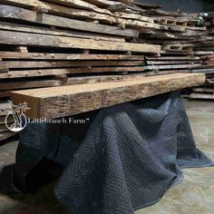 a bench made out of wooden pallets with a blanket on it's back