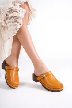 COLOR: Tan LEATHER TYPE: Vegetable Leather MATERIAL: Made from %100 leather. SOLE: Leathery IN SOLE : %100 leather. HEEL HEIGHT: 1.5 cm DESIGN: Clog Slipper, Comfortable Slippers GENDER: Women's Experience the ideal blend of style and comfort with Relax Tan Leather Women's Clog Slippers! Expertly handcrafted from 100% genuine leather by skilled artisans using natural materials, these clogs deliver a luxurious feel and a distinctive appearance. Available in sizes 36-41, they offer both comfort and fashion for a stylish and comfortable experience. Wedding Ring Diamond Band, Vegetable Leather, Comfortable Slippers, Clog Slippers, Ankle Wrap Sandals, Wrap Sandals, Gold Jewelry Earrings, Heel Slippers, Casual Slippers