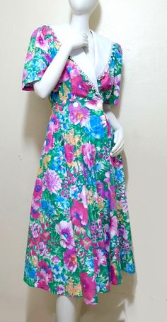 Tag size is 10 Excellent vintage condition. No issues and the wide elastic panel at the back is very tight with no slack giving the waist rest at 27" up to 31"  Shoulder 15 Bust 36 Length 46.5 from waist 30 100% cotton Retro Short Sleeve Midi Dress For Beach, Retro Spring Maxi Dress, Spring Retro Maxi Dress, Vintage A-line Midi Dress For Spring, Summer A-line Midi Dress For Vintage Fashion, Summer Vintage Fashion A-line Midi Dress, Fitted Hippie Maxi Dress For Spring, Summer Vintage A-line Midi Dress, Green Vintage Dress For Vacation