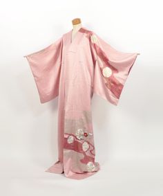 Pure silk homongi-style kimono (a tsukesage kimono is where the patterning stops at the seams,  while a homongi kimono has patterning that spans over the seams of the kimono) with lining. A very beautiful piece, the fabric has floral patterns by yuzen dyeing and embroidery. Tie-dying techniques called "Oke-dashi-shibori'' and "kanoko-shibori'' are also applied. This kimono hasn't been worn before. Can be worn as part of a formal kimono outfit, or as a gown, or for display. Size Mitake (A): 166.5 Formal Kimono, Kimono Style Dress, Kimono Japanese, Kimono Outfit, Dress Robes, Kimono Fashion, Floral Patterns, Vintage Dress, Dress Clothes For Women