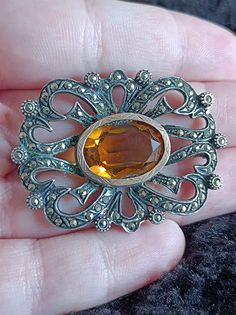 Broche vintage de pedra citrina em prata e ouro, dos anos 80, e peça exclusiva da minha coleção de joias antigas feita à mão com prata 925 e ouro amarelo 9kt com pedra citrina laranja, absolutamente lindo, estilo vitoriano antigo. Em ótimo estado! Será enviado em uma caixa de joias. Pode ser limpo para ficar mais brilhante, porém perderá o apelo vintage, na minha humilde opinião. Peça única! Da minha coleção para o mundo! 😊 Orange Citrine, Victorian Jewellery, Orange Stone, Gold Brooch, Citrine Stone, Gold Brooches, Silver Brooch, Victorian Jewelry, 925 Jewelry