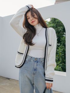 Korean Fashion Women 30s, White Knit Cardigan Outfit, Long White Cardigan Outfit, Knitted Cardigan Outfit, Long Sleeve Cardigan Outfit, Cardigan Outfit Korean, Korean Fashion Cardigan, Casual Asian Fashion, White Cardigan Outfit