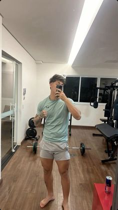 Gym Men Motivation, Taking A Selfie, Insta Outfits, Gym Outfit Men, Gym Fits, Men Stylish Dress, Gym Style, Compression Shirt, Attractive Guys