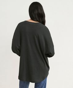 Boyfriend Long-Sleeve Tee Black In a luxurious heavy cotton blend, our newest take on a classic tee is a must-have in any transitional wardrobe. Paired with your denim of choice, the oversized silhouette of this boyfriend style tee is comfort at its most elevated. 50% cotton, 50% polyester. Made in Peru. Heavyweight crewneck with an oversized fit and curved hem. Jenni Kayne, Boyfriend Style, Oversized Silhouette, Everyday Style, Fashion Tees, Oversized Fits, Black Tee, Heavy Cotton, Peru