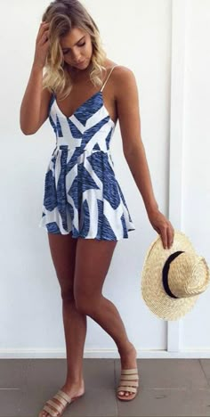 Spaghetti Strap V Neck Sleeveless Loose Romper Loose Romper, Fest Outfits, Summer Playsuit, Summer Fashion Beach, Playsuit Romper, Printed Jumpsuit, Maxi Skirts, Romper Dress, Outfit Casual