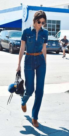 Kendall Jenner Street Style, Look Jean, Walking Down The Street, Jeans Overall, Kendall Jenner Outfits, Jenner Outfits, Boyfriend Jean, Jenner Style, 1970s Fashion