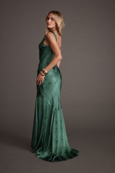 Did someone say black-tie? Featuring a gorgeous trailing train and drop skirt silhouette on a jacquard emerald satin, The Willow Emerald Jacquard Maxi Dress is our roman empire. Pair with your favorite accessories and this one-and-done stunner is made for youuu. Green Gowns, Fall Wardrobe Staples, Green Formal Dresses, Concert Dresses, Fall Sweater Dress, 12th Tribe, Dresses Date Night, Bridal Tops, Fall Wedding Guest Dress