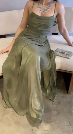 Prom Dresses Yellow, Prom Dress Inspiration, Pretty Prom Dresses, Formal Party Dress, Green A, Vestidos Prom, Prom Outfits, Black Prom Dresses, Glam Dresses