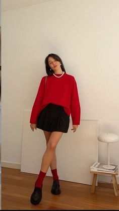 Red Sweater Outfit, Black Skirt Outfits, Neue Outfits, Red Sweater, Red Outfit, Autumn Outfit, Looks Style, Lookbook Outfits, Looks Vintage