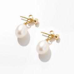 Inspirant un sentiment d'élégance intemporelle, ces boucles d'oreilles pendantes en perles en or massif 14 carats sont l'accessoire parfait pour toute occasion spéciale. Conçues pour la mariée moderne, la demoiselle d'honneur ou toute femme à la recherche d'une touche de luxe, ces boucles d'oreilles serties de zircones cubiques offrent une démonstration éblouissante de savoir-faire. Offrant un équilibre étonnant entre classique et contemporain, ces boucles d'oreilles de mariée 14 carats constitu Gold Pearl Drop Earrings, Pearl Wedding Earrings, Pearl Drop Earrings Gold, Bezel Set Earrings, Pearl Earrings Wedding, The Modern Bride, Set Earrings, Pearl Earring, Pearl Wedding