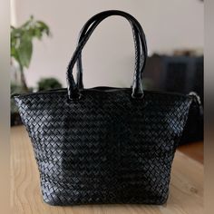 Bottega Veneta Intrecciato Black Leather Shoulder Bag Classic Woven Leather Shopping Bags, Classic Woven Leather Bags For Shopping, Classic Intrecciato Shoulder Bag For Shopping, Classic Intrecciato Weave Shoulder Bag For Shopping, Classic Woven Leather Shoulder Bag For Shopping, Classic Intrecciato Weave Shoulder Bag For Daily Use, Classic Tote Bag With Intrecciato Weave, Elegant Square Satchel With Braided Handles, Black Double Handle Shoulder Bag With Intrecciato Weave