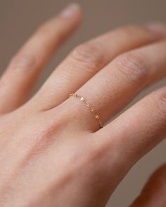 pretty ring Small Dainty Rings, Diy Dainty Rings, Dainty Gold Band, Dainty Rings, Diamond Free, Gold Ring Designs, Chain Design, Stacked Jewelry, Chain Ring