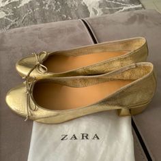 Zara Nwot Trafaluc Collection Gold Metallic Genuine Leather Ballet Heeled Flats/Shoes Size Us 9/ Eur 40. Purchased Last Pair From The Store The Bottom Soles Look Like They Were Tried On Many Times. Never Worn! Great Quality And Condition! Low 1.5” Heels. Super Cute And Comfortable. Soft Sheepskin Leather Upper And Insole. Leather Made From High-Quality Leather. Any Wrinkles Or Irregularities Are Natural Characteristics Of The Leather, Making Each Piece Unique. Made In India. See Pictures For Mor Formal Leather Flats With Block Heel, Spring Gold Heels, Formal Round Toe Flats With Padded Heel, Formal Flats With Padded Heel And Round Toe, Spring Gala Closed Toe Court Shoes, Chic Gold Court Shoes With Low Heel, Chic Gold Low Heel Court Shoes, Formal Gold Ballet Flats With Leather Sole, Gold Heels With Leather Sole For Work