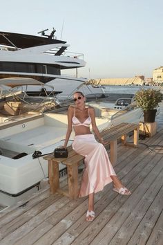 Boat Summer Outfits, Dubai Evening Outfits, Vacation Outfits Night Out, Beach Vacation Night Outfits, Cruise Inspired Outfits, Florence Italy Summer Outfits, Yacht Day Outfit, Scorpios Mykonos Outfit, Yacht Aesthetic Outfit