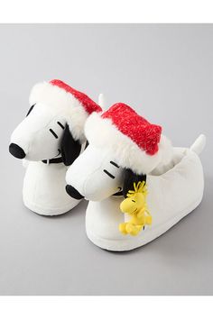 Soft & cozy/Slip-on silhouette Cheap Cute Christmas Gifts, Christmas For Teens, Snoopy Slippers, Snoopy Accessories, Christmas Presents For Adults, Big Slippers, Good Christmas Gifts, Burr Basket, Sea Stuff