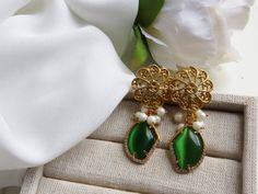 Baroque earrings made of: - Baroque pearls (6 mm), white color; - Geometric Chrysoberyl stones (20 mm x 15 mm), green color; - Brass filigree earrings, round shape Lenght : 4 cm / 1,57 inches * SHIPPING * Your order will be shipped within 1-3 business days from your purchase. You can choose between 2 shipping methods: STANDARD SHIPPING (without tracking) or REGISTERED MAIL (with tracking). Each chapeau atelier jewel is shipped in a gift box. Thank you for your visit. Festive Green Pearl Earrings, Elegant Green Pearl Earrings Gift, Green Pearl Earrings For Anniversary, Green Teardrop Clip-on Earrings For Formal Occasions, Green Drop Pearl Earrings For Wedding, Elegant Green Earrings For Festive Occasions, Green Dangle Pearl Earrings For Anniversary, Green Pearl Drop Earrings As Gift, Green Pearl Drop Earrings For Anniversary