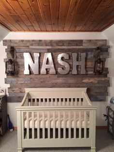 Pallet Wall In Nursery, Rustic Nursery Ideas Neutral, Nursery Ideas Country, Rustic Nursery Boy, Rustic Nursery Ideas, Rustic Nursery Room Ideas, Rustic Baby Rooms, Rustic Baby Boy Nursery, Country Nursery