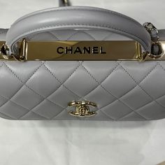 Avec sa silhouette structurée et ses lignes épurées, ce sac se distingue par son allure chic et polyvalente. Le sac Chanel modèle Trendy est une pièce emblématique qui allie sophistication intemporelle et modernité. Dans une teinte gris éléphant, ce sac incarne l'élégance discrète caractéristique de la marque Chanel. • État : A - Neuf • Dimensions : 25 x 17 x 11 cm • Matière : Cuir d’agneau • Couleur : Gris éléphant • Vendu avec : Fullset Luxury Box Bag With Detachable Handle For Shopping, Luxury Shopping Box Bag With Detachable Handle, Luxury Rectangular Bags With Detachable Handle, Luxury Rectangular Bag With Detachable Handle, Designer Flap Bag With Detachable Strap For Shopping, High-end Flap Bag With Detachable Strap For Shopping, Luxury Shopping Flap Bag With Detachable Strap, Designer Tote Flap Bag With Detachable Strap, Luxury Shopping Tote Flap Bag