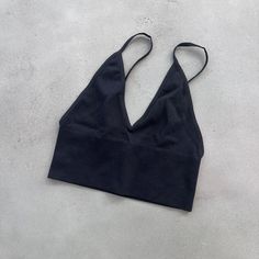 Aritzia Toni Seamless Tank, Size S, Black. This Is A Seamless V-Neck Bra Top With Adjustable Straps And A Low Open Back. It's Made From Stretchy Ribbed Fabric Specially Knit For A Barely-There Feel. Never Worn, No Tags, Pristine Condition. Seamless V-neck Crop Top For Party, Black Stretch Crop Top With Built-in Bra, Low-cut Tops With Built-in Bra For Loungewear, Fitted Black V-neck Sports Bra, Black Seamless V-neck Sports Bra, Seamless Black Tank Top For Loungewear, Black Low-cut Crop Top With Built-in Bra, Black Cropped Sports Bra For Summer, Cropped Black Sports Bra For Summer