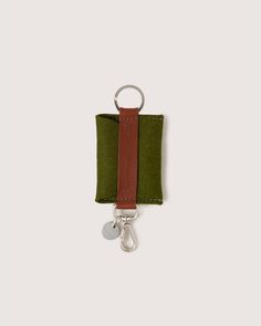 Sleek and practical, the Merino Wool Felt Card Key Fob keeps keys organized and ready to go. Its slim shape and smooth Merino wool feel are ideal for pockets or purses, blending durability with minimalist design.

  

 Benefits of Merino Wool 

  
 * Sustainable, biodegradable, and renewable 
 * Odor, stain, heat, and dirt-resistant 
 * Oeko-Tex® Certified 
 * See all the benefits (https://graf-lantz.com/pages/merino-wool-felt) of our Merino wool 
 * How to clean and care (https://graf-lantz.com Wine Carrier Bag, Graf Lantz, Wine Markers, Wine Carrier, Key Organizer, Green Collection, Bottle Bag, Carrier Bag, Accessory Pouch