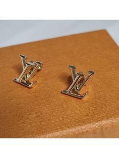 Gender: Women Brand: LOUIS VUITTON Product Name: LV Iconic Earrings Gold Bags Alora Code: 15424720 Color: gold Composition: Gold Origin: France Designer Style ID M00743 Gold Bags, Gold Bag, Timeless Handbag, Luxe Fashion, Designer Style, Bags Designer Fashion, Product Name, Exclusive Bag, New Bag