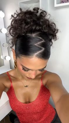 Zig zag curly bun❣️ #curlyhair #curlybun #tutorial 4c Homecoming Hairstyles, Hair Styles In A Bun, Curly Hair Styles Ponytail, Prom Hair Styles Up, Zigzag Bun Hairstyle, Curly Pony Tailed Hairstyle, Zig Zag Slick Back Bun, Gel Bun Hairstyles, Zig Zag Curly Hairstyle