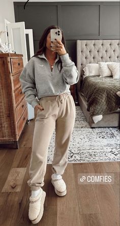 Winter Comfy Outfits 2024, Comfy Lounge Outfits Aesthetic, Chilly Comfy Outfit, Sweatpants Outfit Women Winter, Taupe Sweatpants Outfit, Preppy Lounge Outfit, Elevated Cozy Outfit, Comfy Lazy Outfits Aesthetic, Comfy Outfit Inspo Winter