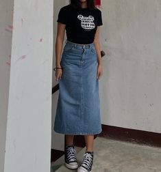 Jean Skirt Outfits Summer, Denim Skirt Outfit Ideas, Denim Skirt Outfit Summer, Demin Skirt Outfit, Long Denim Skirt Outfit, Most Pinned, Rok Midi, Denim Skirt Outfit, Skirt Outfits Aesthetic