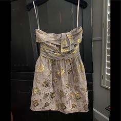 Gorgeous Juicy Couture Cherry Blossom Pattern Strapless Party Cocktail Dress | Taupe Brown Metallic Gilded Gold Cherry Blossom Pattern Size: 4 Ruched Detail Mini Silhouette Hidden Side Zipper Rn # 92918 New With Tags | Nordstrom’s Measurements: 16” Across Bust | 26” L Silk Blend Fabric: Shell 52% Cotton | 28% Metallic | 20% Silk Lining 100% Silk Dry Clean Tags: Holiday Christmas Party New Years Eve Wedding Cocktail Date Night Formal Mini Dress Fast Shipping Thanks For Shopping Vintagegirl2020 Spring Party Strapless A-line Dress, Strapless Spring Dress For Formal Occasions, Strapless Dress For Spring Formal, Strapless Formal Dress For Spring, A-line Floral Print Mini Dress For Party, Strapless Spring Party Dress, Strapless Spring Formal Dress, Glamorous Strapless Dress With Floral Print, Strapless Silk Cocktail Dress