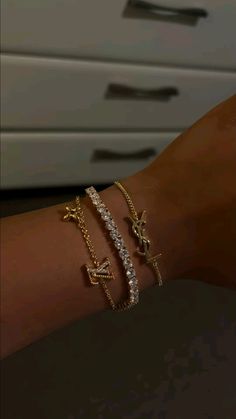 Bracelet Dior, Xoxo Jewelry, Dope Jewelry Accessories, Schmuck Gold, Gold Schmuck, Body Decor, Bracelet Stacks, Expensive Jewelry Luxury, Wrist Jewelry