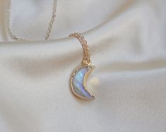 Лунное ожерелье. Подвеска из перламутра. Ожерелье в виде - Etsy Бельгия Elegant Handmade Iridescent Crystal Necklace, Bohemian Iridescent Necklace As A Gift, Iridescent Bohemian Necklace As Gift, Bohemian Iridescent Necklace For Gift, Iridescent Wire Wrapped Necklace For Gift, Handmade Iridescent Moon-shaped Jewelry, Iridescent Pearl Pendant Jewelry Gift, Moonstone Pearl Pendant Jewelry Gift, Moonstone Jewelry With Pearl Pendant As Gift