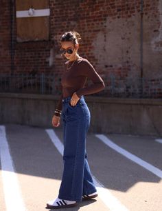 Dark Wash Bootcut Jeans Outfit, Demi Boot Jeans Outfit, Boot Cut Jeans Outfit Casual, High Waisted Flare Jeans Outfit, Dark Wash Jeans Outfit, Boot Cut Jeans Outfit, Mid Rise Jeans Outfit, Dark Denim Jeans Outfit, Dark Washed Jeans Outfit