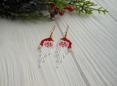 Handmade White Beaded Earrings For Christmas, Christmas Beaded Dangle Earrings With Ear Wire, Christmas Dangle Beaded Earrings With Ear Wire, Christmas Gift Beaded Drop Earrings, Holiday Handmade Beaded Earrings Gift, Handmade Beaded Earrings For Holiday Gifts, Christmas Beaded Earrings As Gift, Christmas Gift Beaded Earrings, Handmade Christmas Earrings With Round Beads