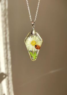 Pressed Daisy Ladybug Necklace Preserved Ladybug Pendant - Etsy Turkey Yellow Daisy-shaped Jewelry Gift, Yellow Daisy Shaped Jewelry Gift, Handmade Daisy-shaped Jewelry Gift, Handmade Daisy-shaped Jewelry For Gift, Bug Necklace, Ladybug Necklace, Daisy Jewelry, Good Luck Gifts, Daisy Necklace