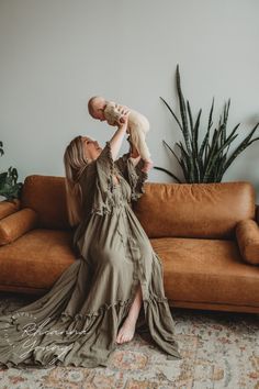 This Aspen gown from Chicaboo is made of a super-soft cotton-linen blend, perfect for any season. Whether you're longing for a bohemian vibe with a timeless silhouette, or just like the look of smocking at the waist, this dress has you covered! Functional buttons allow it to be worn off the shoulder. Size ranging from Modest Maternity Dresses, Boho Maternity Photoshoot, Maternity Photoshoot Dress, Boho Maternity Dress, Boho Maternity, Studio Maternity, Maternity Dresses For Photoshoot, Skirt Crop, Photoshoot Dress